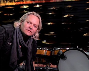 Dirk Brand in der Schlagzeug-Abteilung des Musikhauses Kirstein
