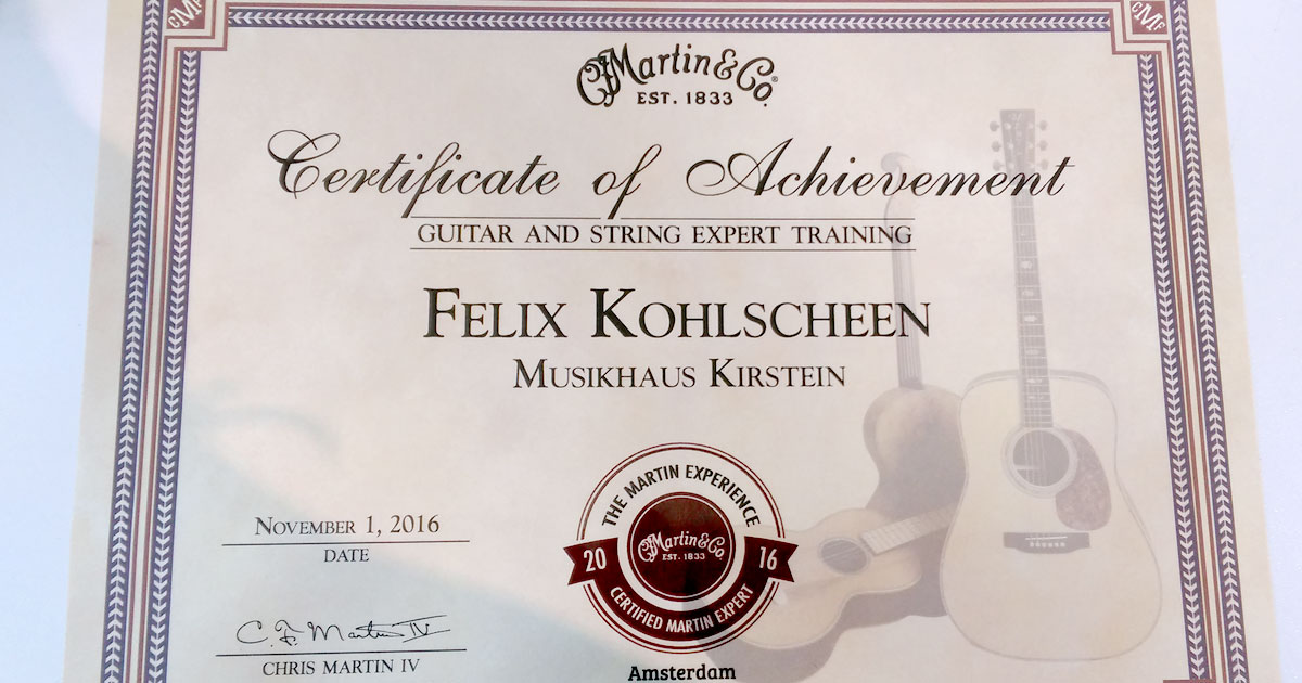 Felix ist einer der Ansprechpartner im Musikhaus Kirstein zum Thema Gitarren. - Seit Kurzem darf er sich über sein Zertifikat von Martin & Co freuen.
