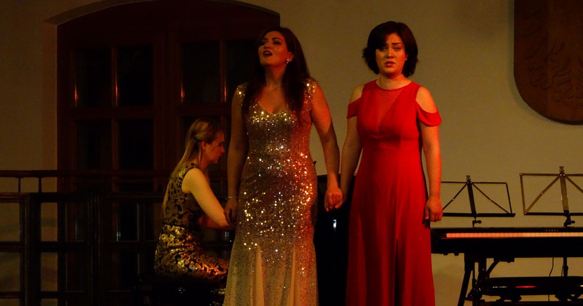 Die Pianistin Meghan Behiel und die Sopranistinnen Anna Tsartsidze und Maria Popa (v.l.n.r.) nahmen das Publikum auf eine wunderbare zweistündige, musikalische Reise mit.