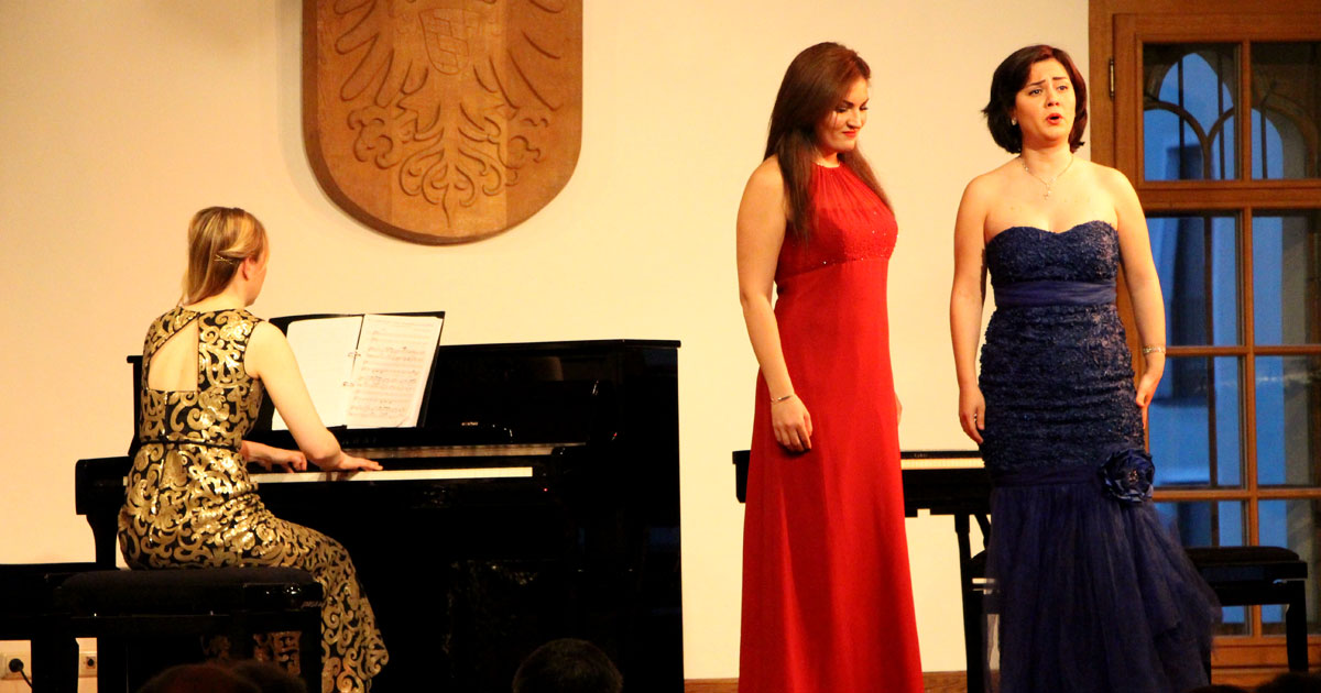 Pianistin Meghan Behiel und die Sopranistinnen Anna Tsartsidze und Maria Popa