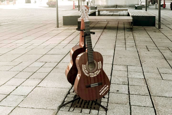 Gitarren auf dem Marienplatz in Schongau für jeden, der Lust hat, sie spontan zu spielen.