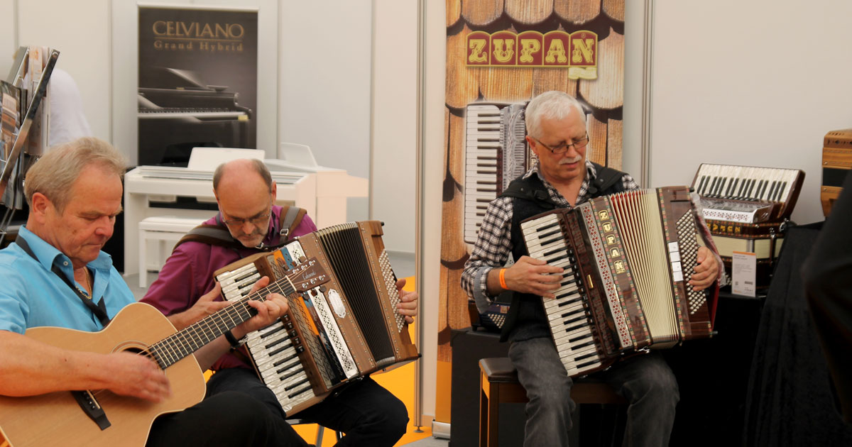 Spontane Session am Zupan-Stand bei der MusiConnect
