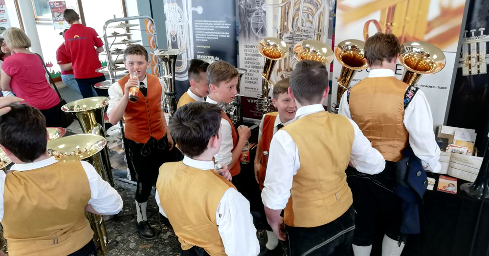 Junge Musiker am Kirstein-Instrumentenstand beim Bezirksmusikfest in Hohenfurch