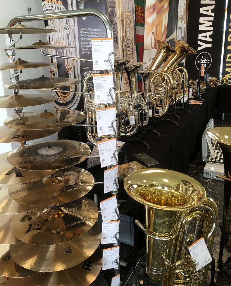 Tuba, Schlagzeugbecken und weitere Instrumente am Kirstein-Ausstellungsstand beim Bezirksmusikfest in Hohenfurch