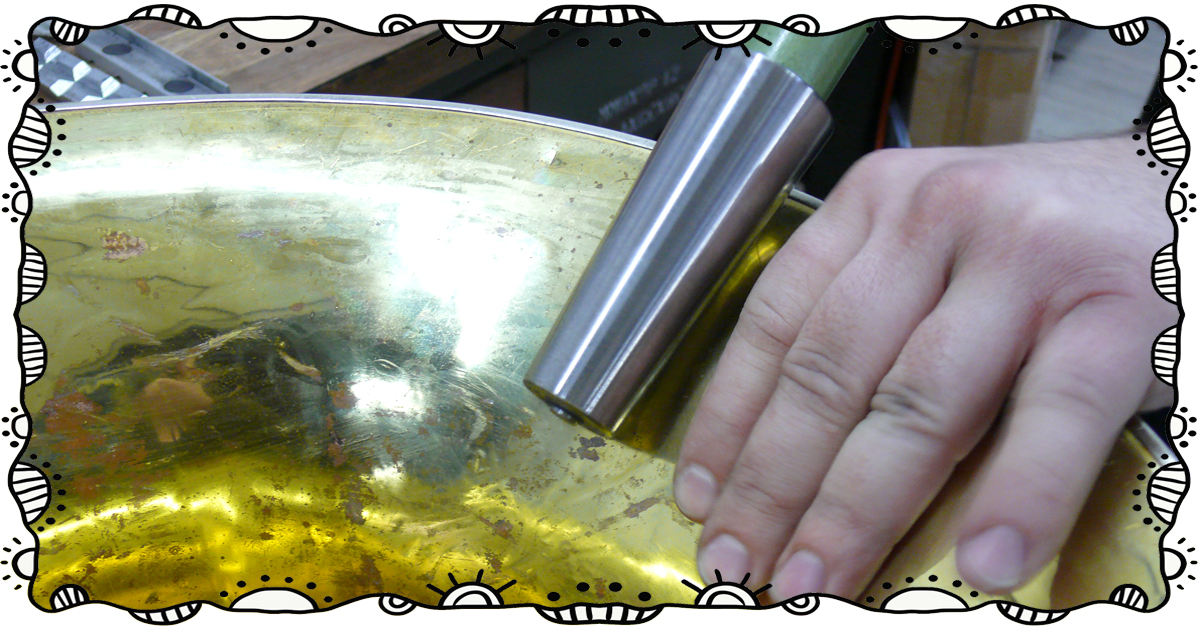 Glätten eines Tuba-Schallbechers mit speziellem Werkzeug