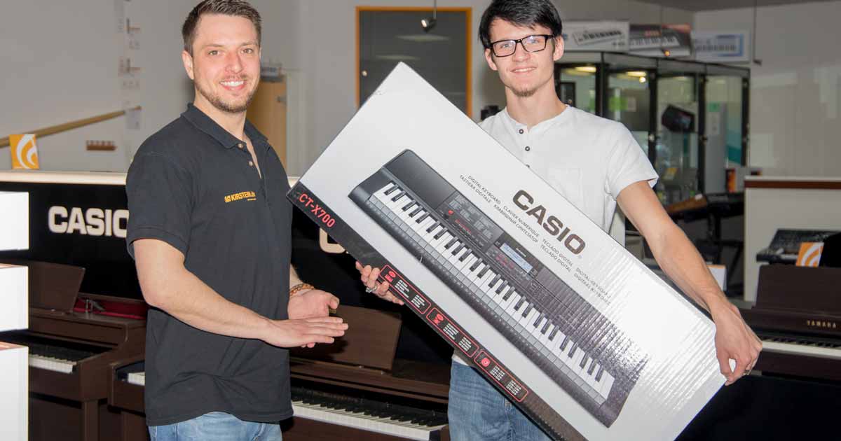 Markus freut sich mit Robin über dessen Gewinn: ein Casio-Keyboard CT-X700!