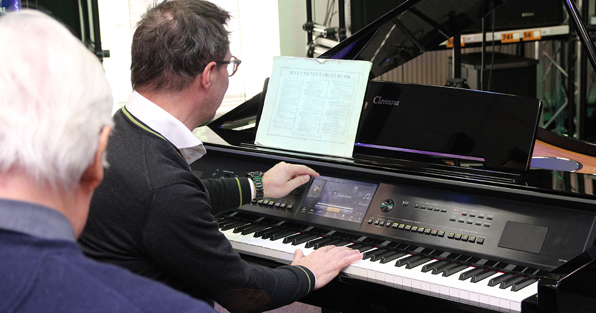 Peter Baartmans spielt im Musikhaus Kirstein Yamaha Clavinova CVP-800.