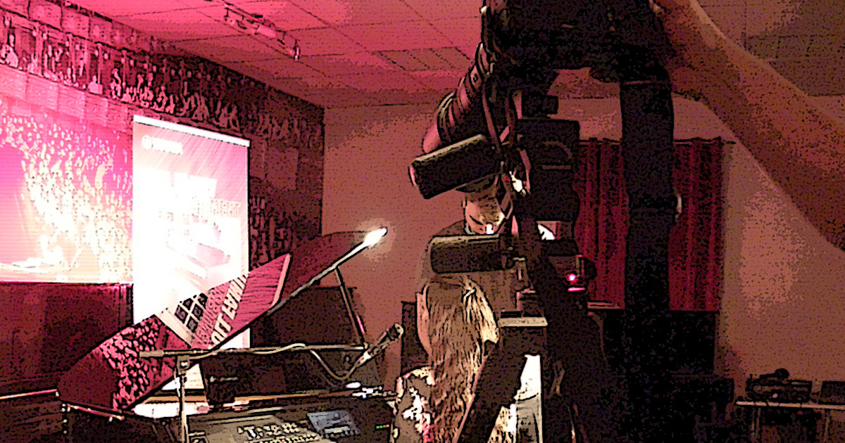 Kleine Dokumentation im Comic-Style zum Yamaha-Videodreh Digitalpiano Clavinova CVP-809 mit Susan Albers und Peter Baartmans im Musikhaus Kirstein in Schongau. Comic-Bild 20: Filmszene Susan am Digitalpiano.