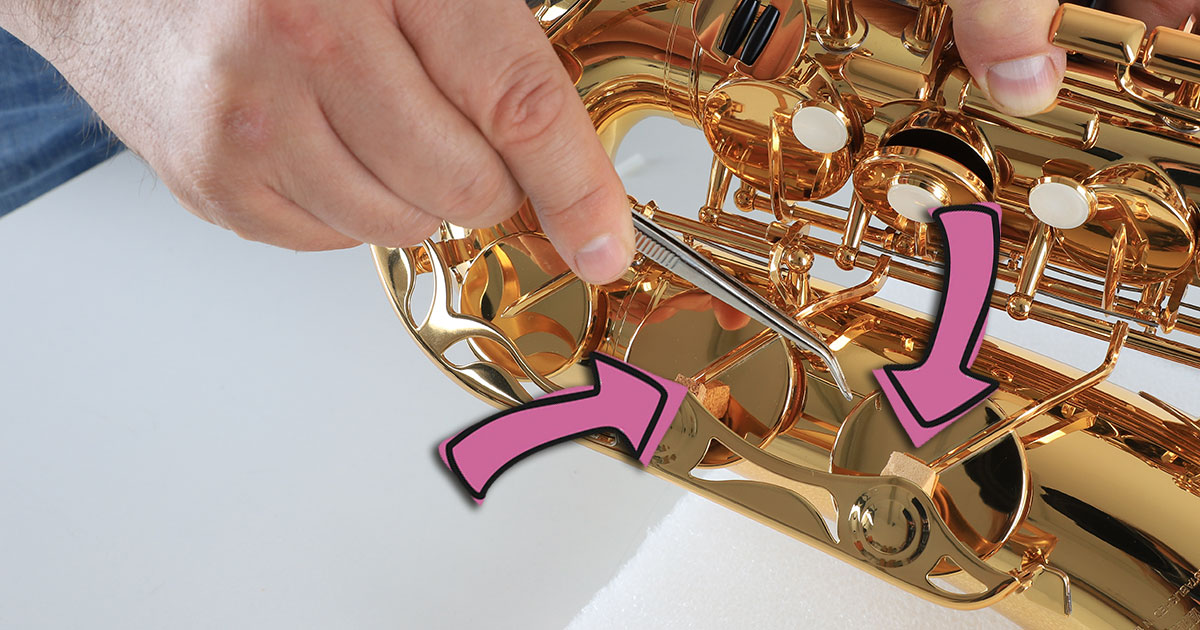Die Transportsicherungen werden an verschiedenen Stellen des Saxophons platziert.