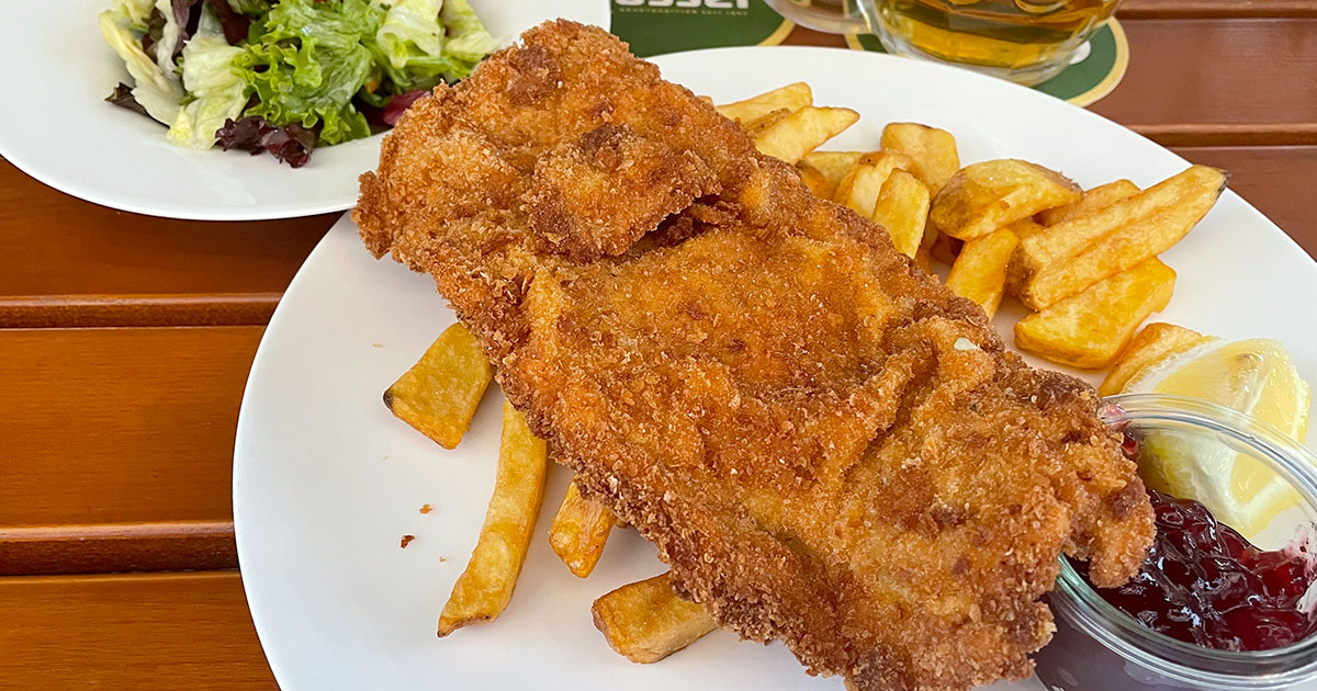 Schnitzel mit Pommes und Salat