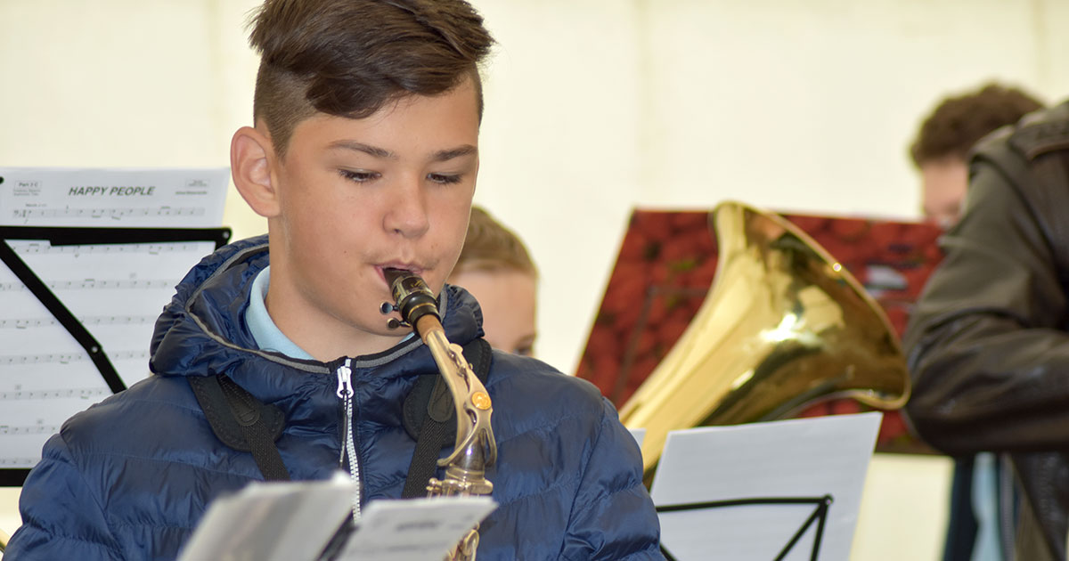 Junger Saxophonspieler der Jugendkapelle Schongau bei der MusiConnect 2022