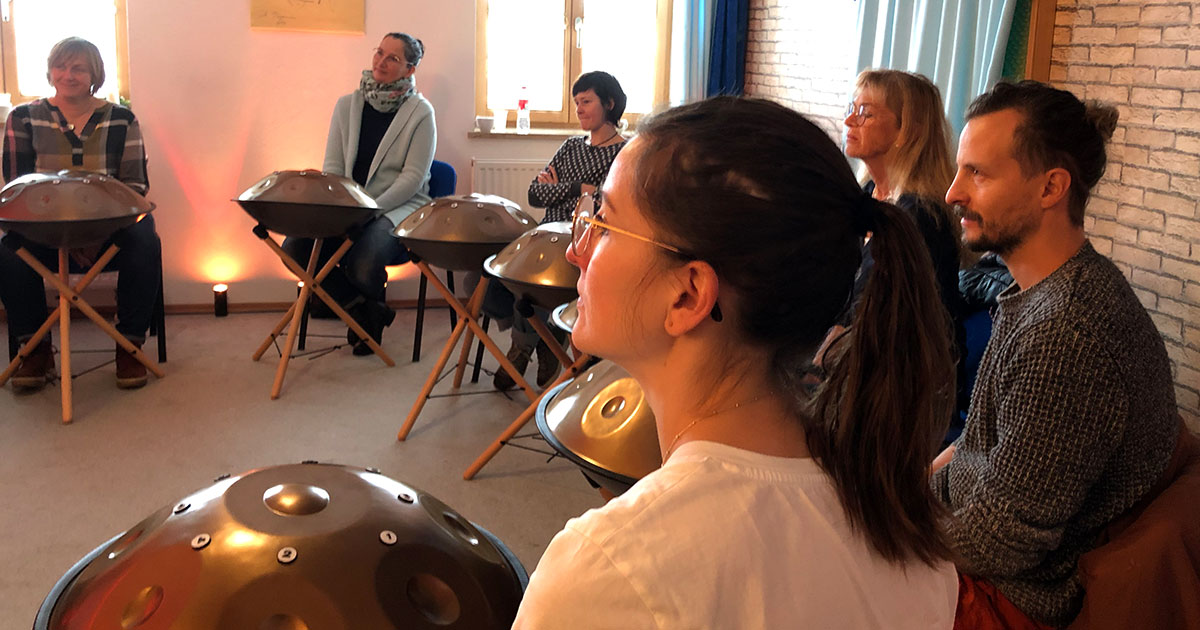 Teilnehmerinnen und Teilnehmer des Handpan-Workshops mit Tobias Mrzyk im Musikhaus/Musikinstitut Kirstein