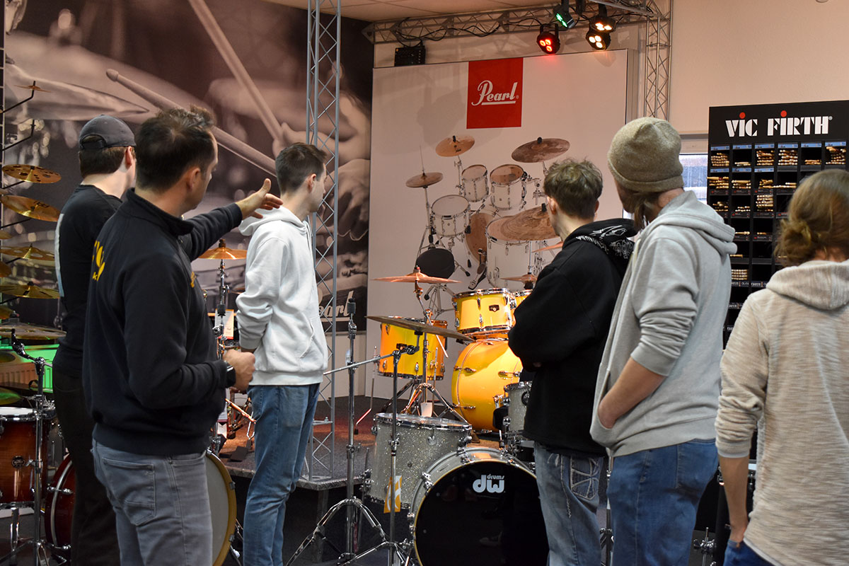Auszubildende Schüler der Berufsschule Mittenwald in der Drumabteilung von Musikhaus Kirstein