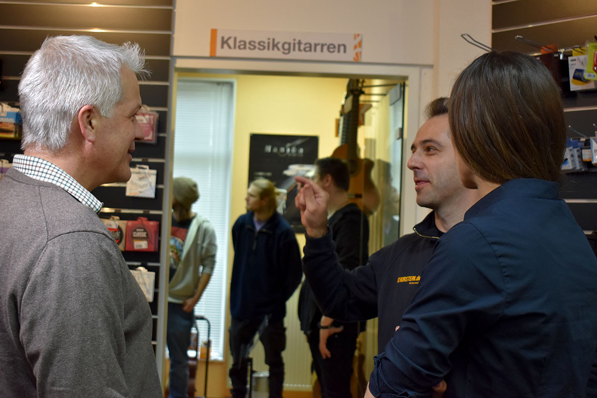 Ulrich Seifert im Gespräch mit Mitarbeitern von Musikhaus Kirstein