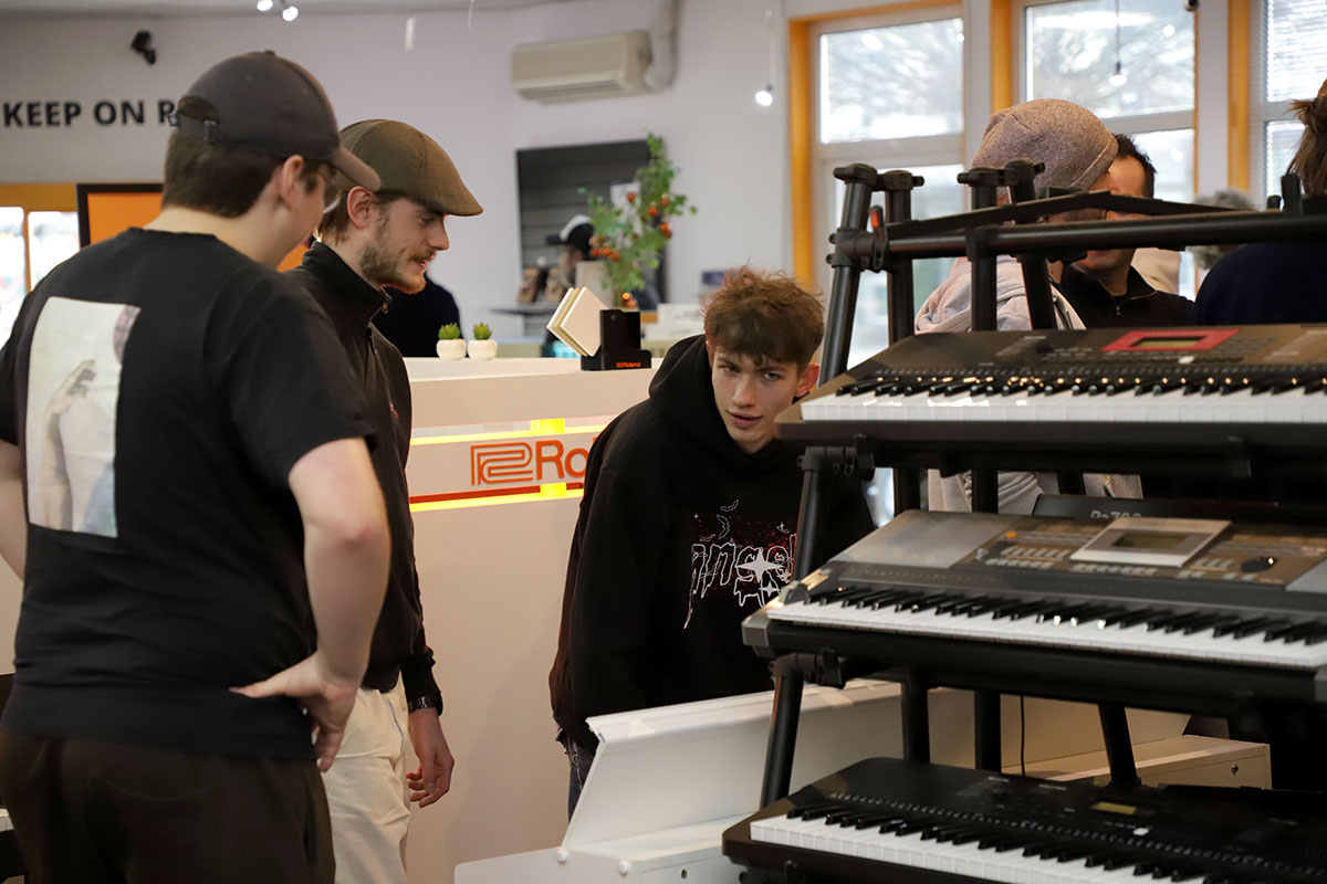 Schüler der Berufsschule Mittenwald beim Ausprobieren von Tasteninstrumenten im Musikhaus Kirstein