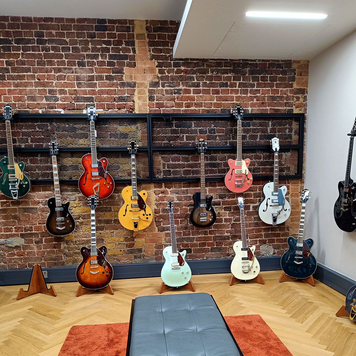 Raum mit vielen Gitarren der Marke Gretsch