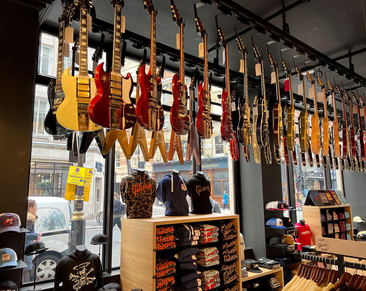 Gibson Garage London: an der Decke herabhängend rotieren zahlreiche Gibson-Gitarren an einer Art Laufband.