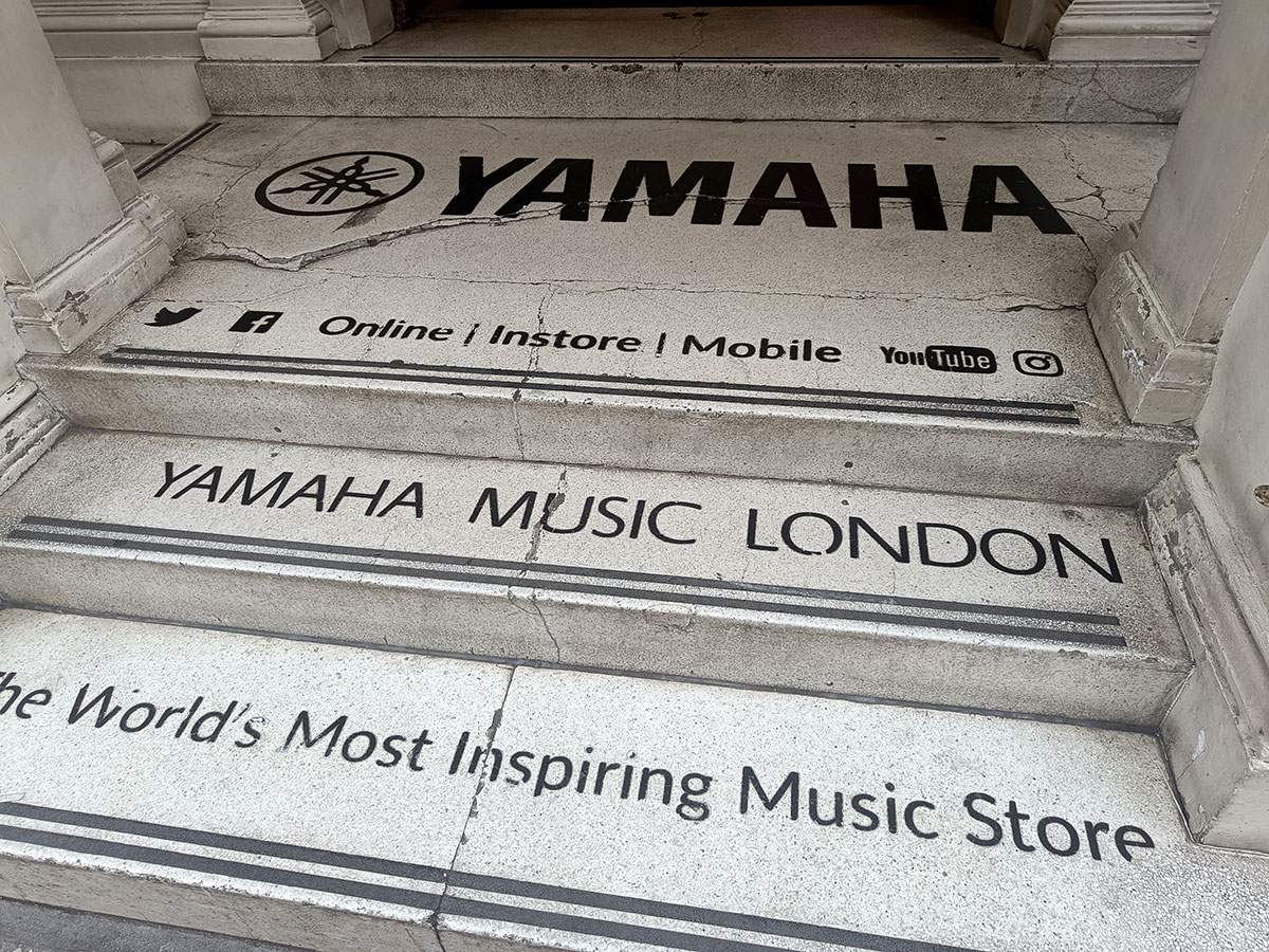 Treppenstufen mit Beschriftung im Außen-Eingangsbereich zum Yamaha-Store