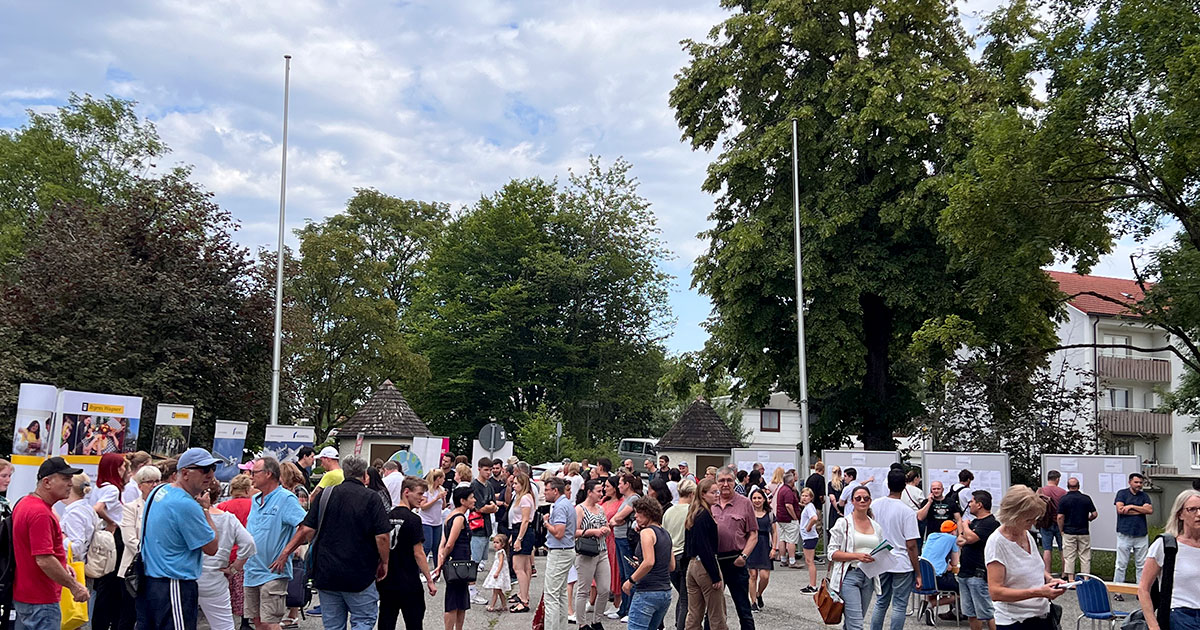 Blick auf den Außenbereich der Job-Messe Weilheim mit vielen Besuchern