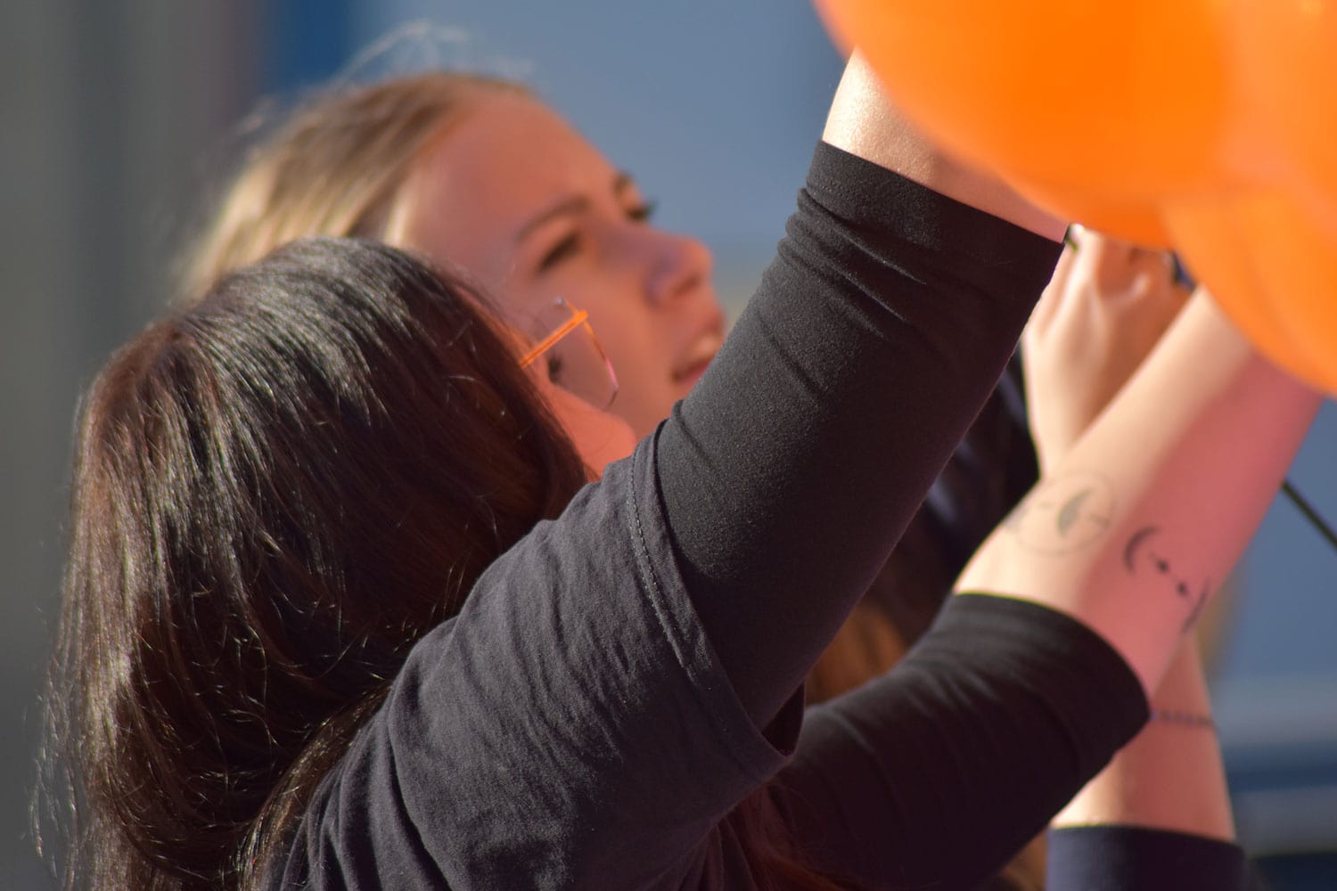 Zwei Kolleginnen des Kirstein-Teams beim Dekorieren von Luftballons