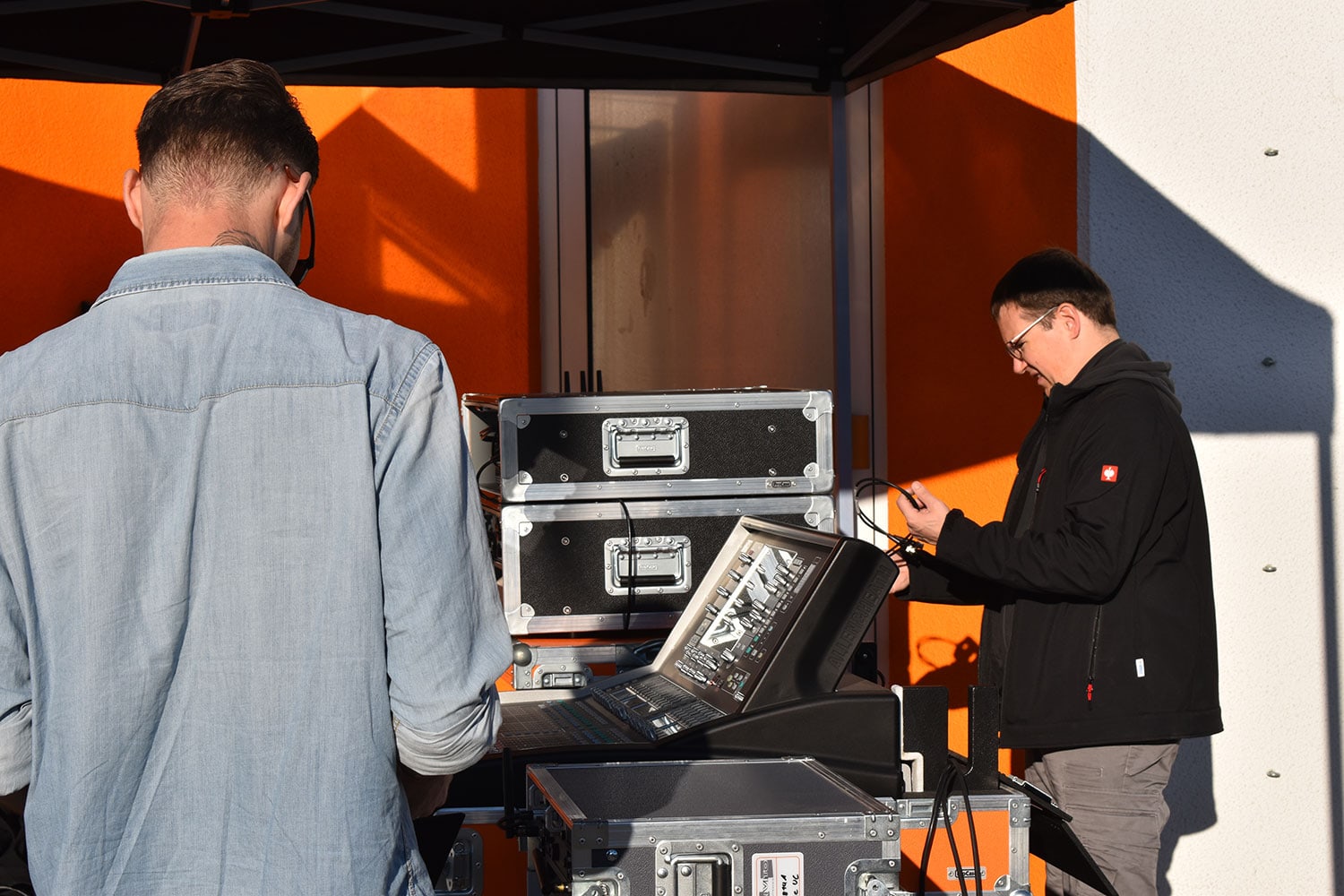 Mitarbeiter der Firma RCF am Mischpult vor der Live-Bühne bei der MusiConnect 2024