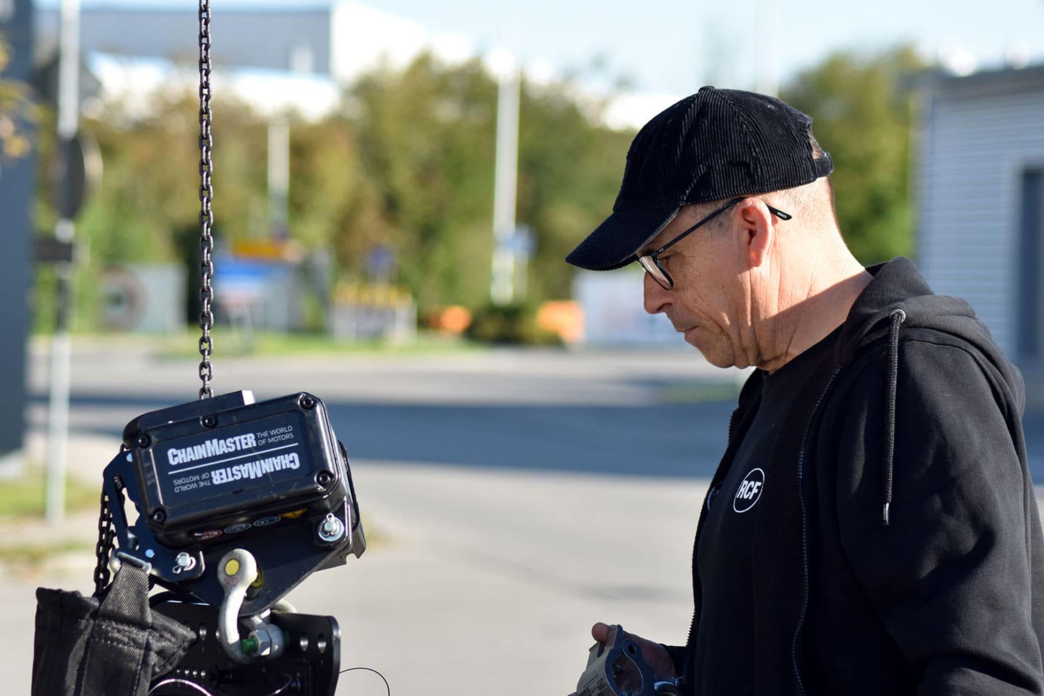 Ein Mitarbeiter der Firma RCF bei Arbeiten an der Live-Bühne bei der MusiConnect 2024