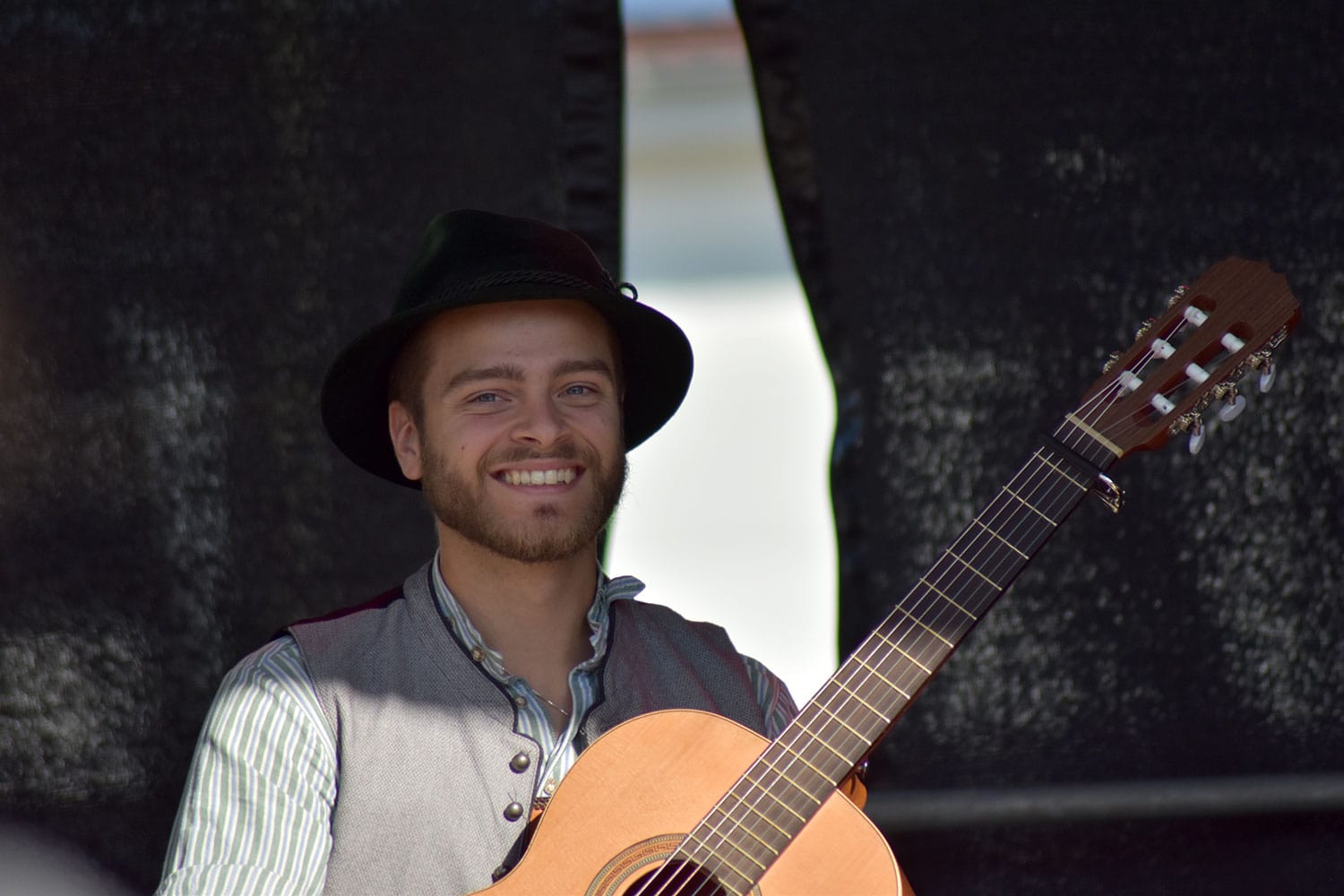 Der Gitarrist der Dreieckmusi auf der MusiConnect-Bühne