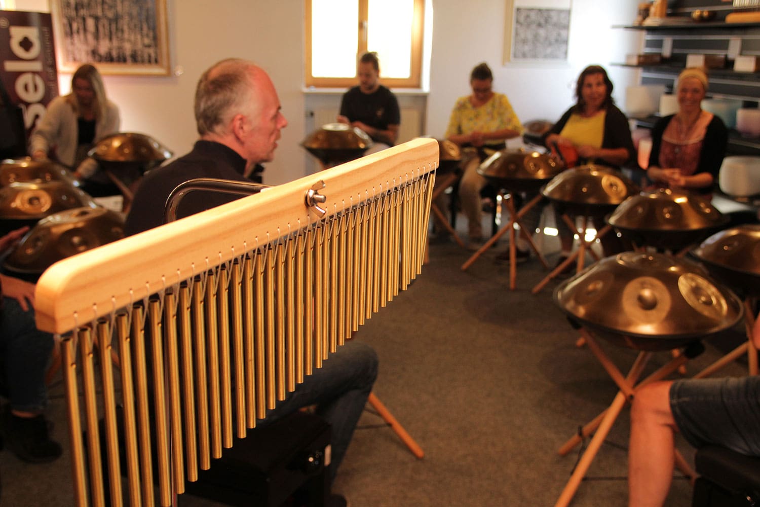 Momentaufnahme beim Handpan-Workshop von Sela bei der MusiConnect 2024