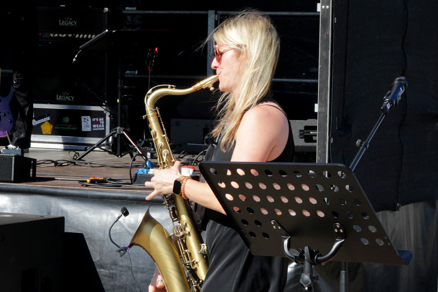 Silvia Bleicher beim Saxophon spielen vor der Live-Bühne auf dem Freigelände der MusiConnect