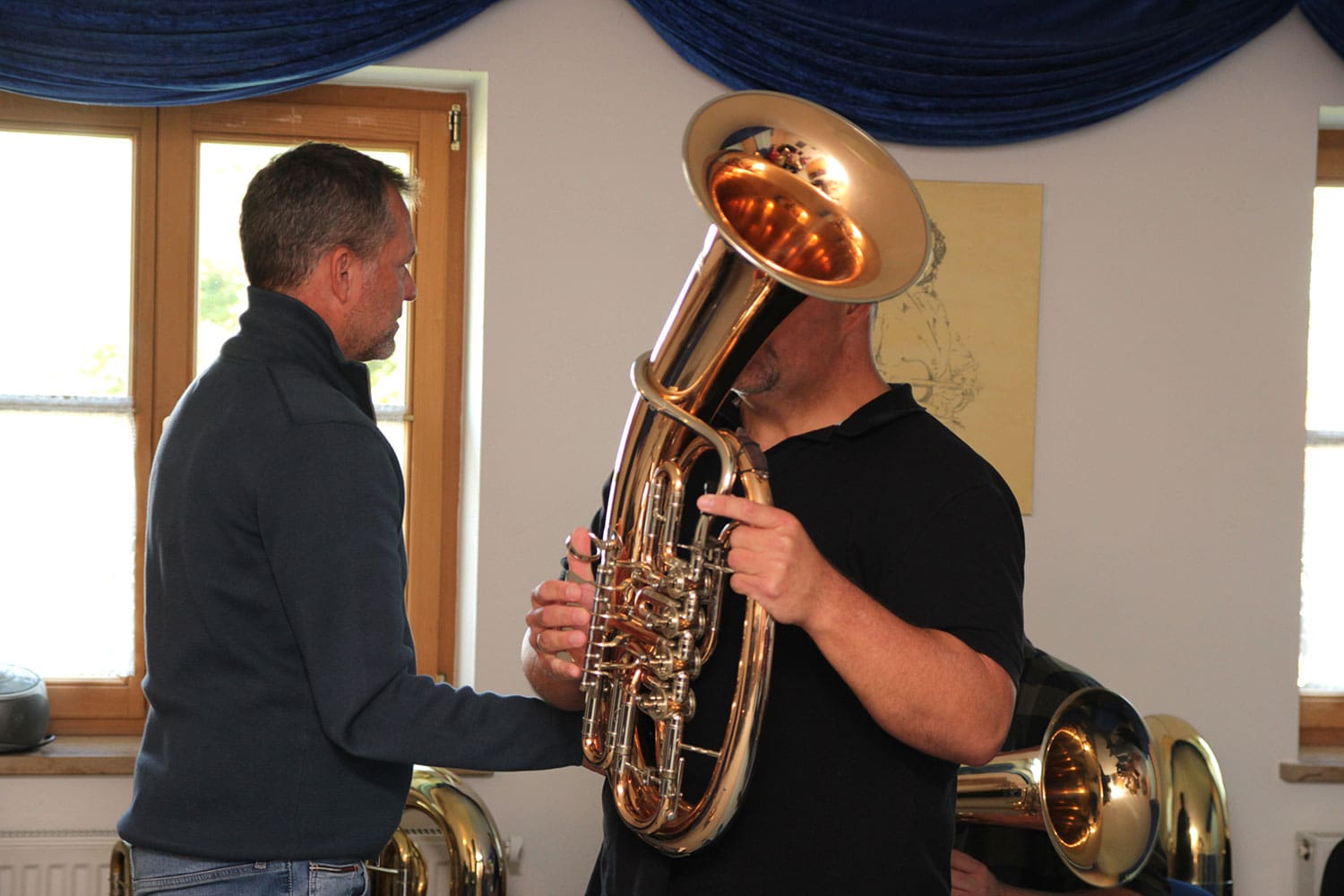 Harald Kobler demonstriert einem Workshop-Teilnehmer etwas im Rahmen seines Bariton- und Tenorhorn-Workshops bei der MusiConnect 2024