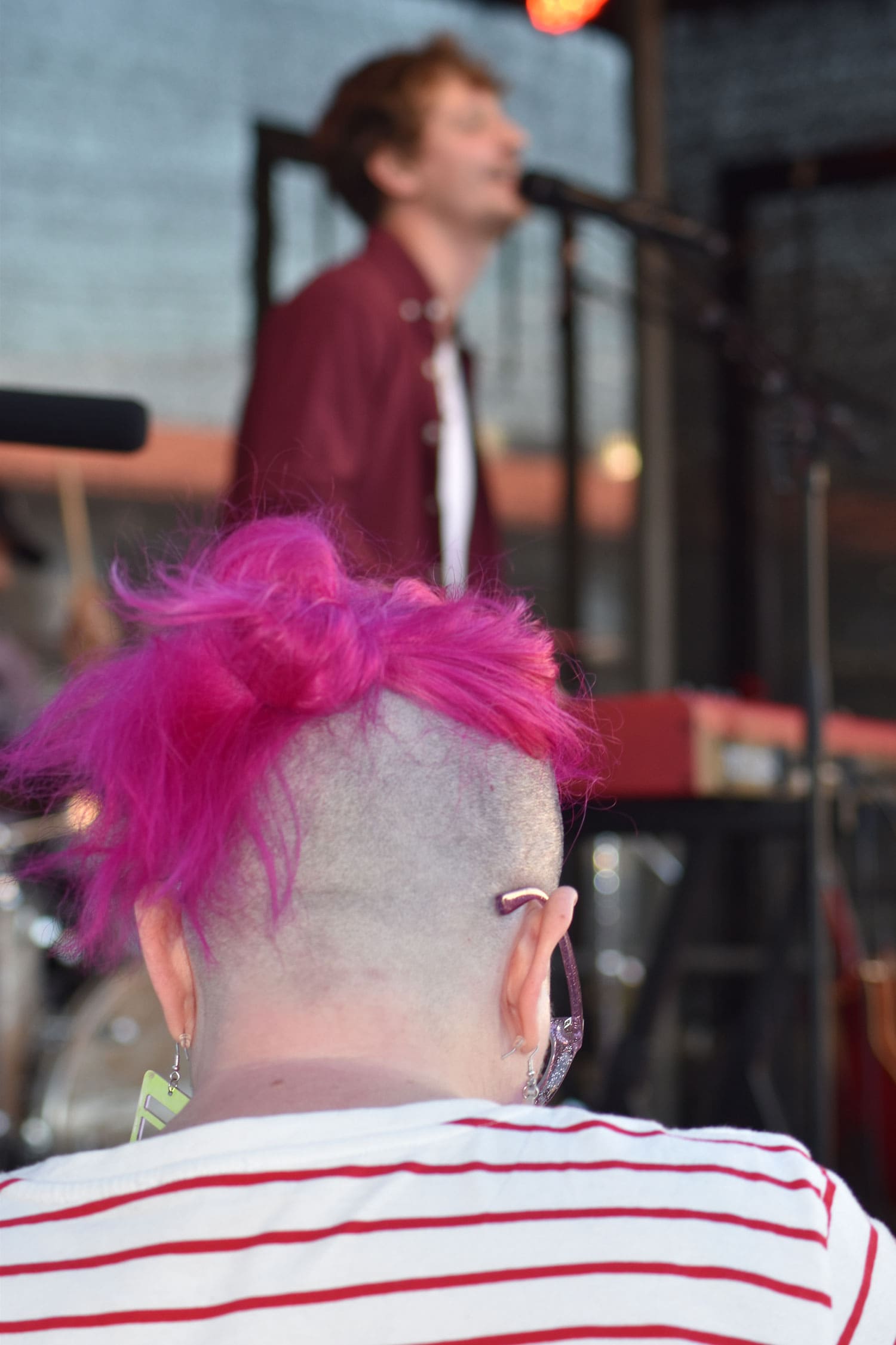 Ein Fan von David Gramberg beim Fotografieren vor der Live-Bühne