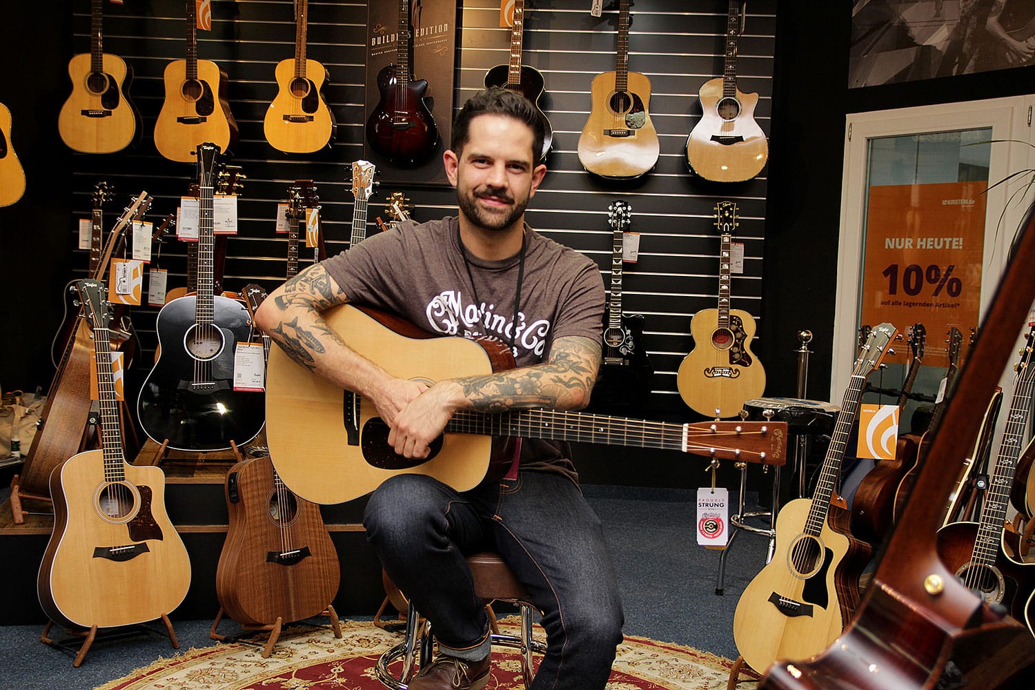 Ein Mitarbeiter von Martin Guitars im Ladengeschäft während der MusiConnect 2024