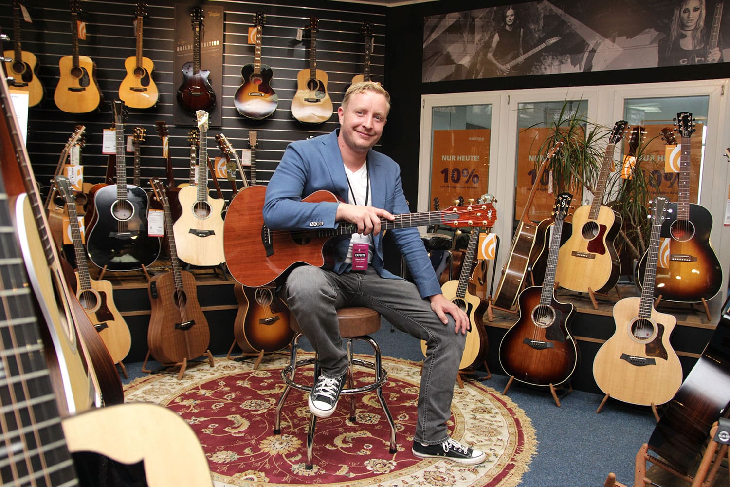 Ein Mitarbeiter von Taylor Guitars im Ladengeschäft bei der MusiConnect 2024