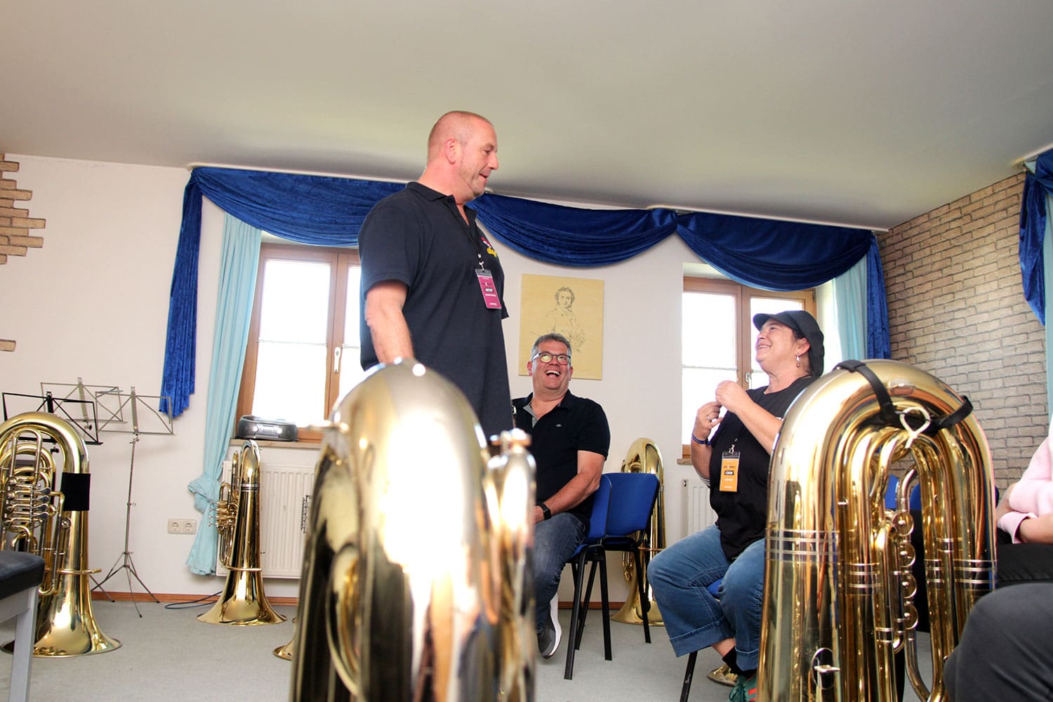 Herbert Hornig mit Workshop-Teilnehmern bei seinem Tuba-Workshop bei der MusiConnect 2024