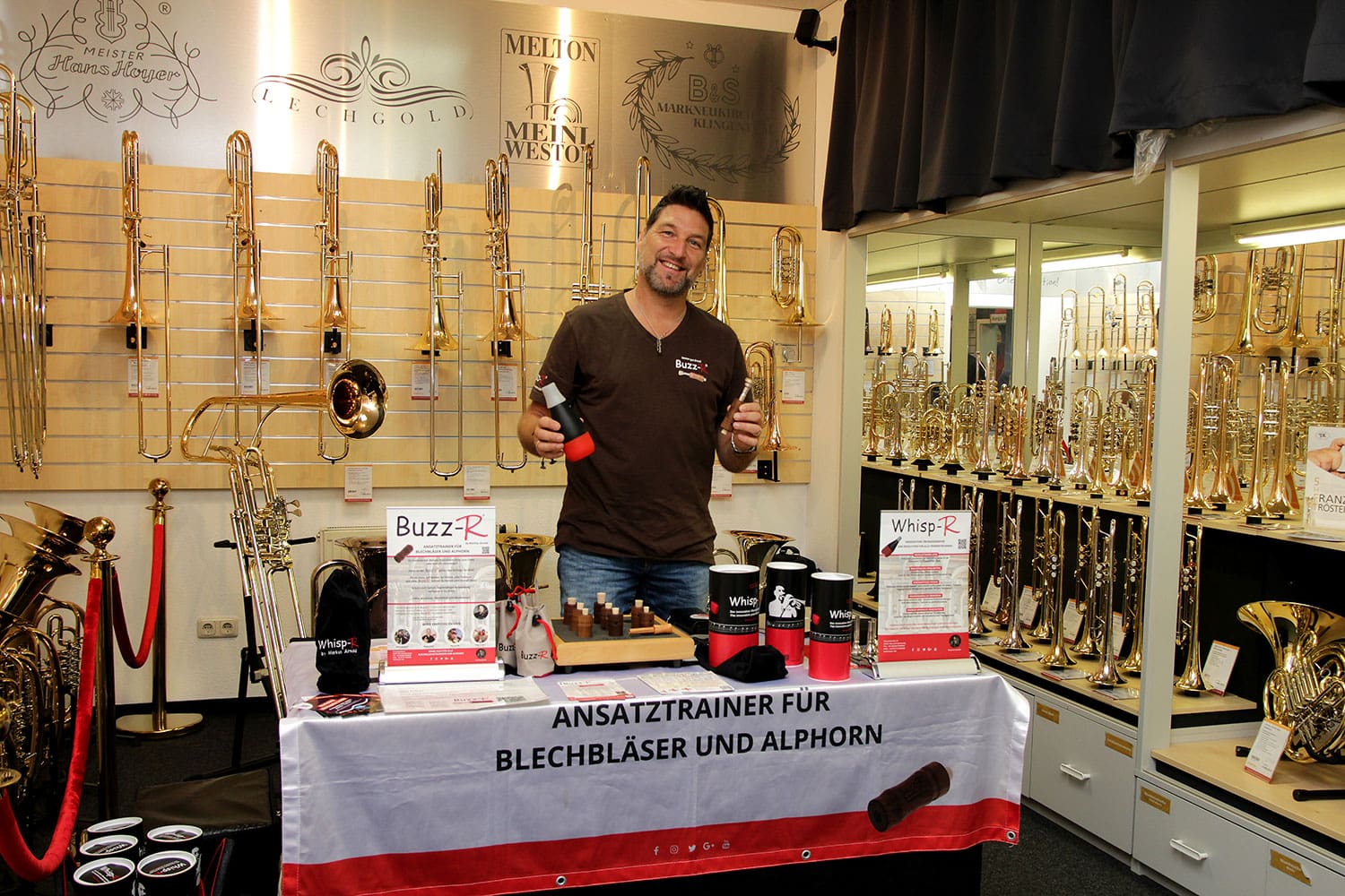 Markus Arnold in der Blechbläserabteilung des Musikhaus Kirstein mit seinem Infostand zum Ansatztrainer Buzz-R