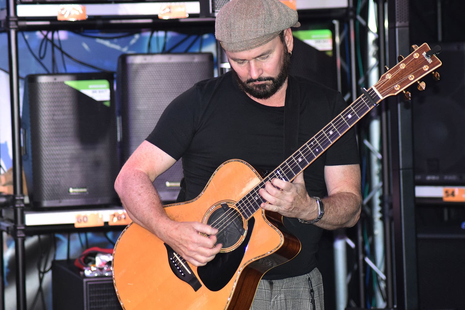 Dave Goodman beim Gitarre spielen bei der MusiConnect 2024 im Musikhaus Kirstein