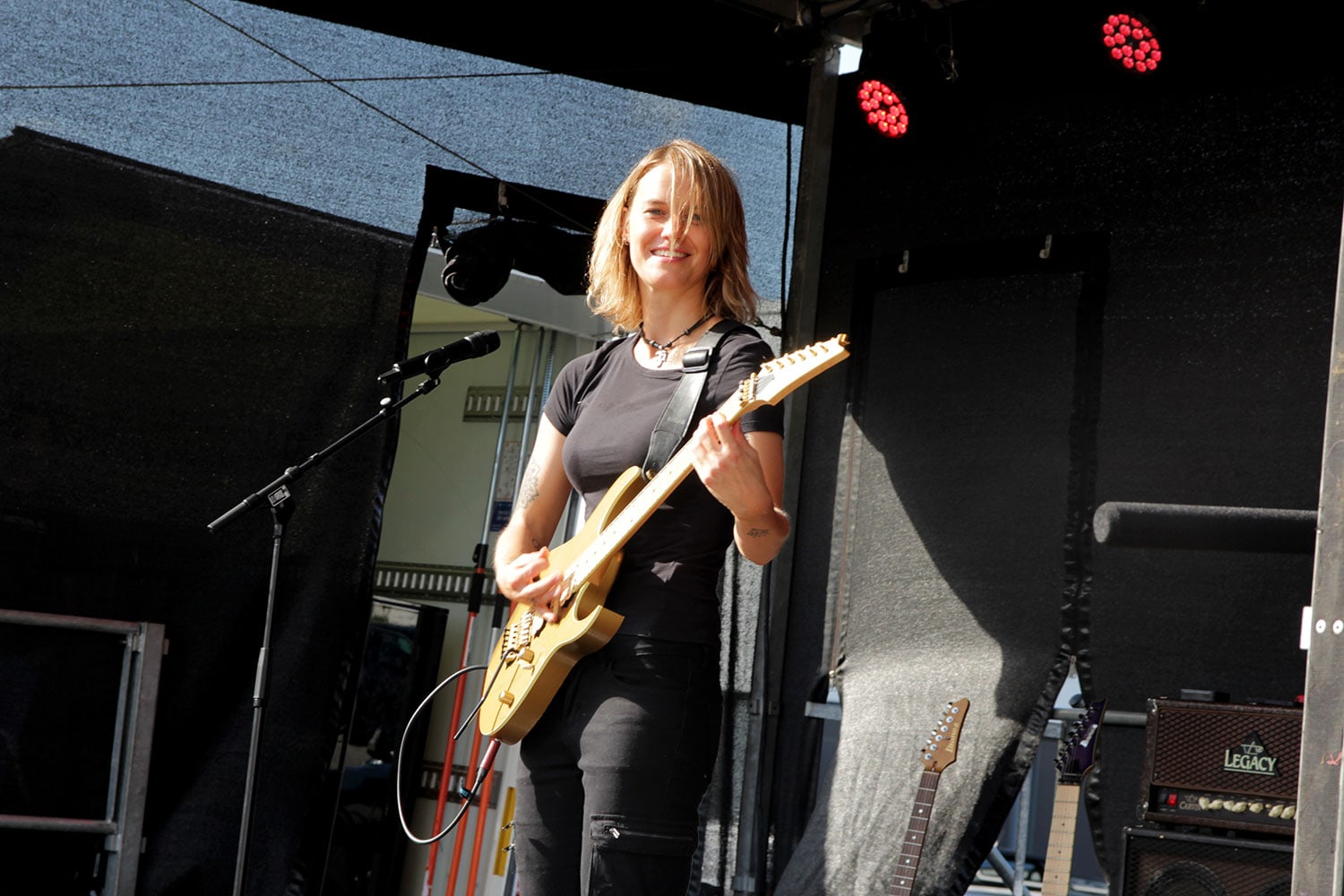 Yasi Hofer auf der Live-Bühne bei der MusiConnect 2024