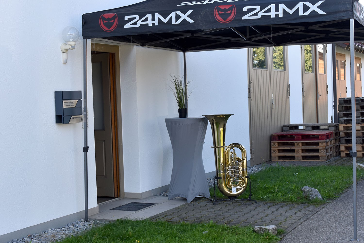 Eingangsbereich vor dem Musikinstitut Kirstein bei der MusiConnect 2024