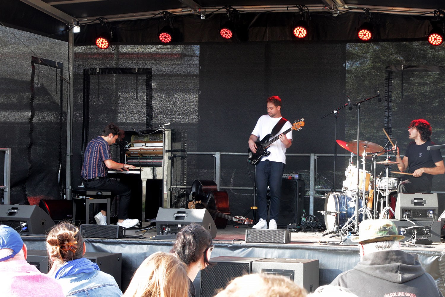 Das Luca Sestak Trio auf der Live-Bühne bei der MusiConnect 2024