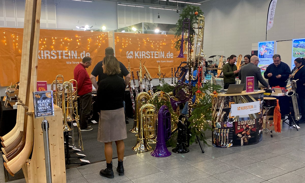 Kirstein-Team und Besucher am Messestand des Musikhaus Kirstein bei der BRAWO 2024 in Stuttgart