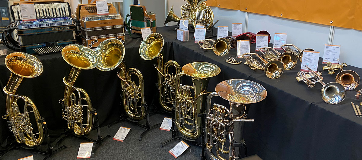 Blechblasinstrumente und Akkordeons beim Messestand des Musikhaus Kirstein bei der BRAWO 2024