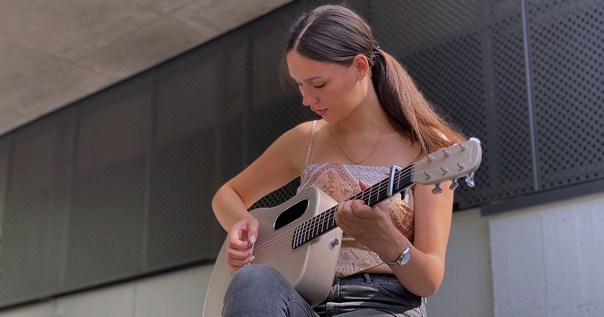 Die Fingerstyle-Gitarristin Josie Stickdorn zeigt Euch, welche Möglichkeiten in Lava-Gitarren stecken.
