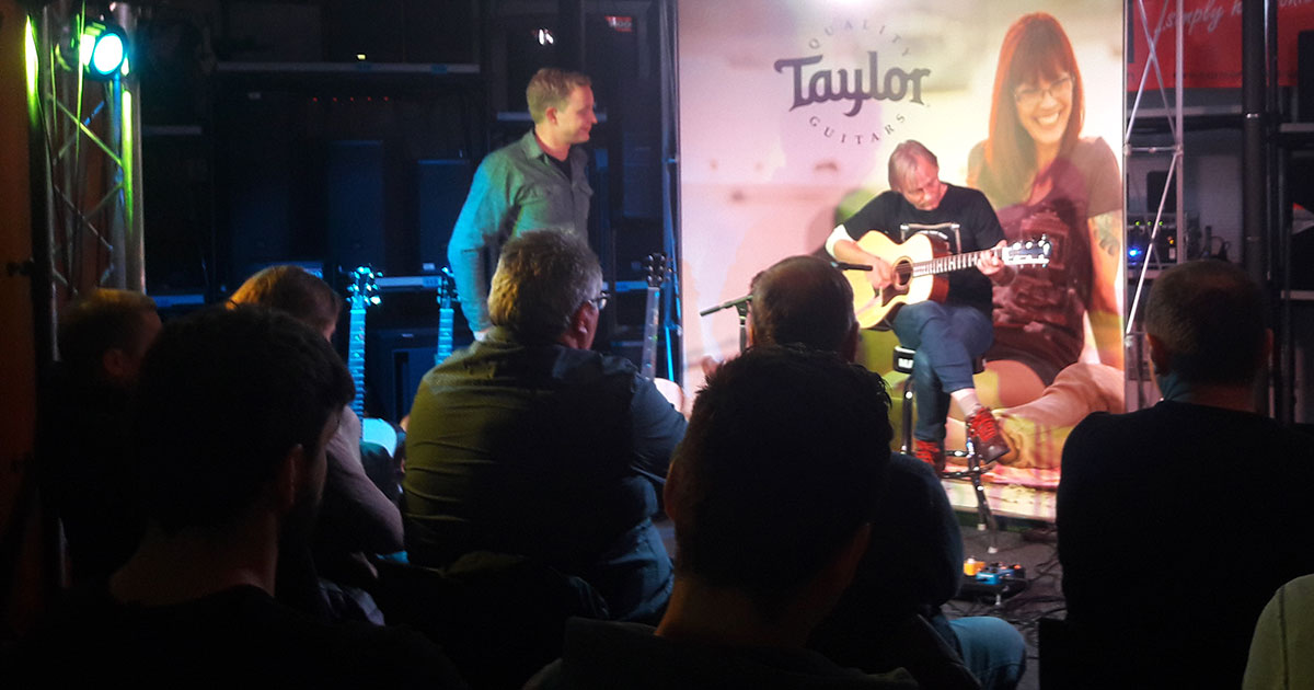 Simon Tächl wird bei der MusiConnect 2022 alle Fragen zu Taylor-Gitarren beantworten.
