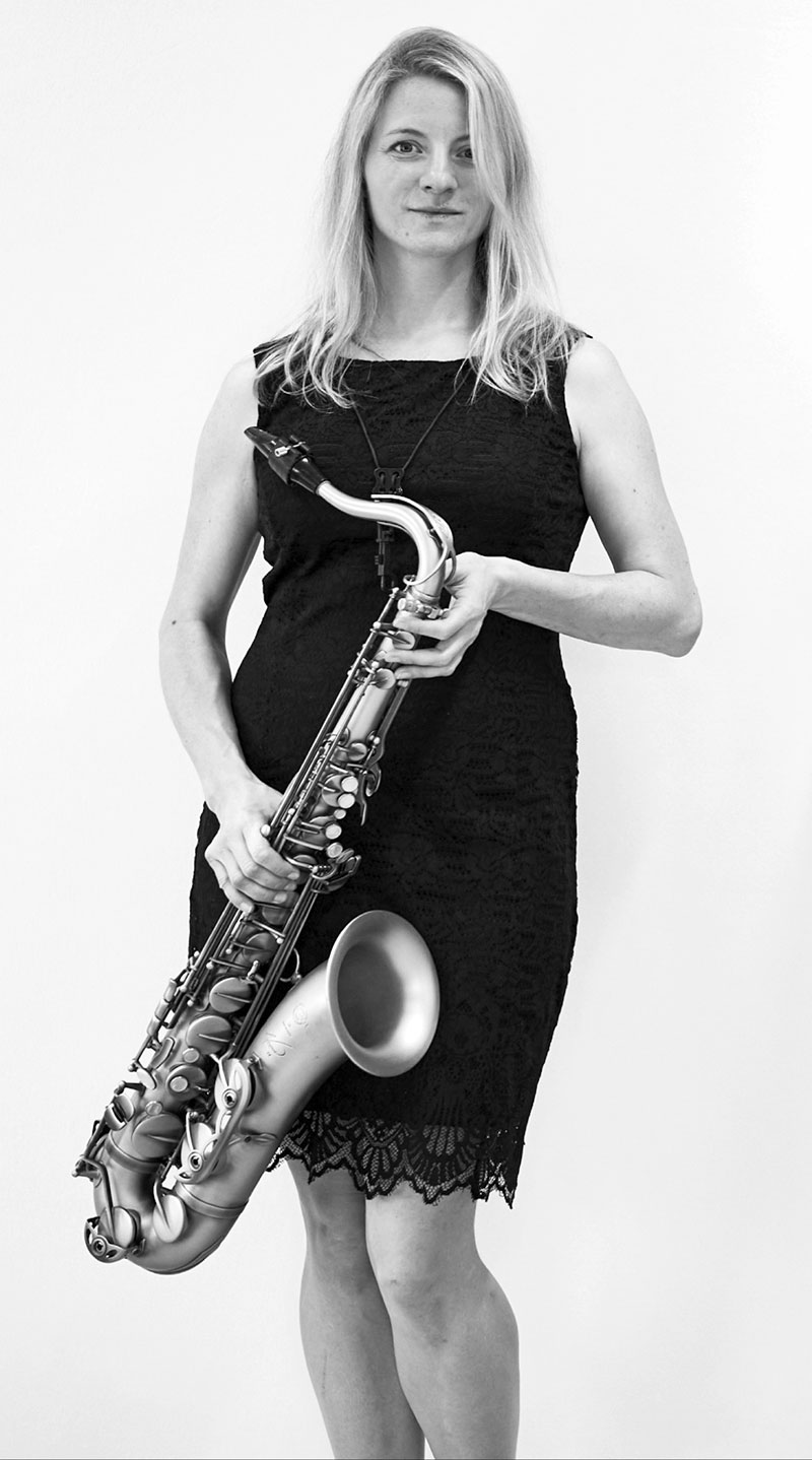 Silvia Bleicher mit einem Saxophon
