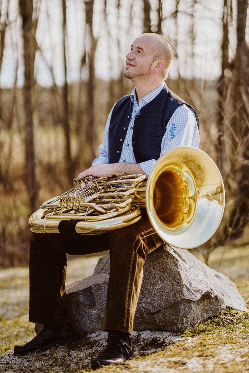 Herbert Hornig mit Tuba im Freien