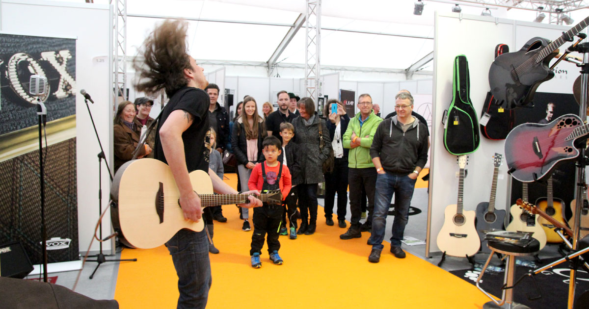 MusiConnect 2017: Messestand Lag Gitarren und Vox, Sebastian Dracu.