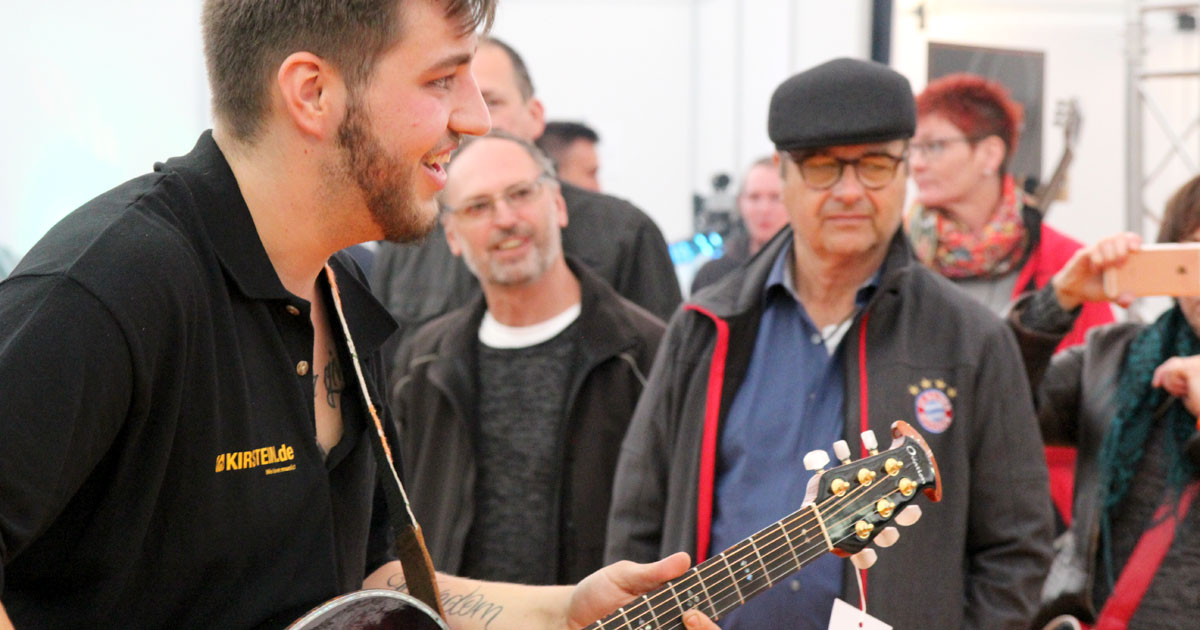 MusiConnect 2017: Messestand Gitarrenduo.