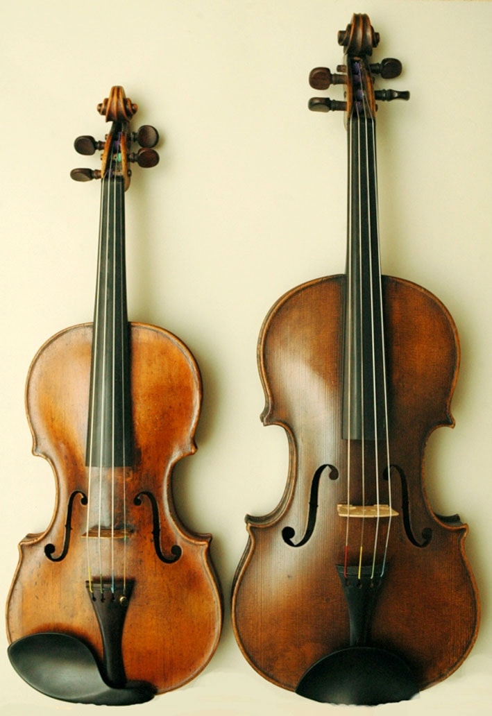 Größenvergleich einer Violine (links) mit einer Viola (rechts). Quelle: wikipedia.org/Frinck51
