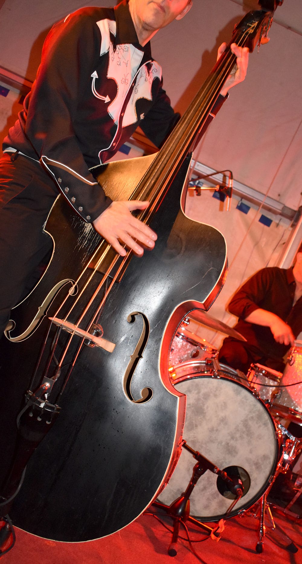 Ein Kontrabass im Einsatz bei einem Konzert einer Punk-Rock-Psychobilly-Band
