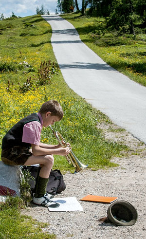 Ein kleiner Junge beim Spielen seiner Trompete. Quelle Foto: pixabay.